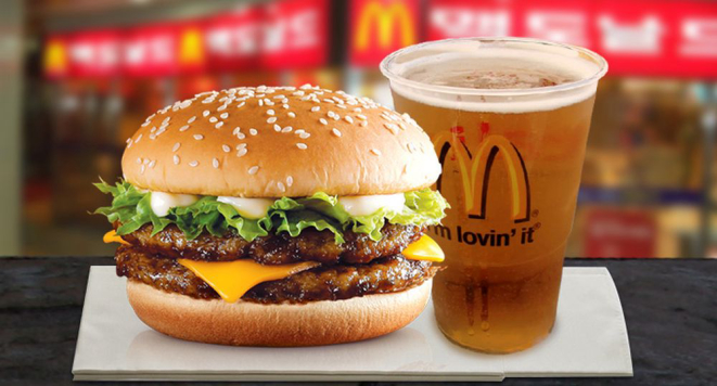 O McDonald's vende cerveja em algumas lojas, com limite de consumo. Foto: McDonald's Blog.