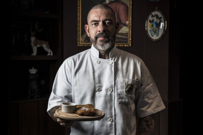 O chef Henrique Fogaça, jurado do Master Chef e proprietário dos restaurantes Sal e Cão Véio, ensina o preparo do Fila Brasileiro, um de seus pratos prediletos do gastrobar. Fotos: Letícia Akemi / Gazeta do Povo