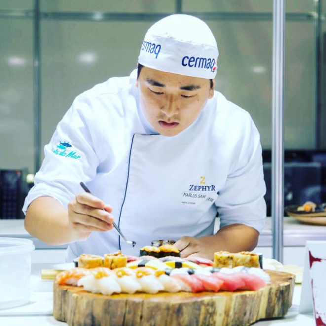 Chef Marlus Saiki, do Zephyr Seafood &amp; Nikkei, sushibar e restaurante dentro da Marina Itajaí. Foto: Divulgação