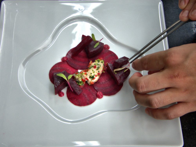 Picles de beterraba com sorvete de queijo de cabra e ostra, servido sobre uma base de sopa de tomates orgânicos e melancia fermentada. Foto: Gillo Brunisso