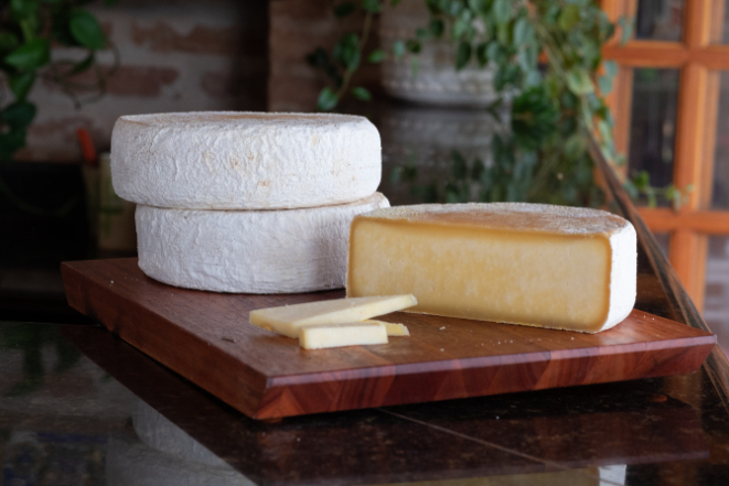 Com leve cor dourada e cobertura de mofo branco, o queijo do Vale do Gurita tem sabor único. Foto:  Ana Cristina Adams