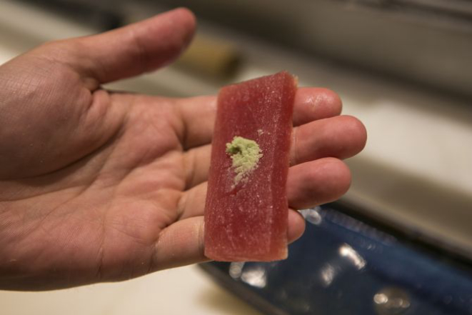 O sushiman tempera o sushi com wasabi e pincelando shoyu. Foto: Marcelo Andrade/Gazeta do Povo