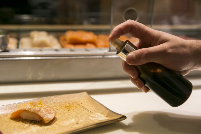 Azeite com trufas, foie gras e outros ingredientes que não são tradicionais da cozinha japonesa têm sido usados por sushimen para tornar o prato mais contemporâneo. Foto: Marcelo Andrade/Gazeta do Povo