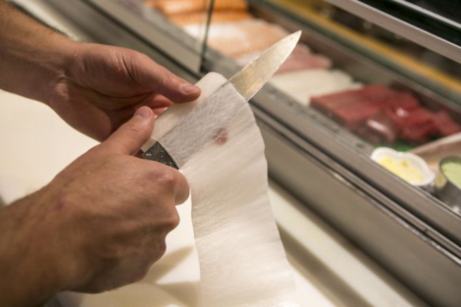 Fatiar o nabo é uma habilidade conquistada pela repetição diária. Só depois de dominar os cortes de legumes o aprendiz passa para outras praças. Foto: Marcelo Andrade/Gazeta do Povo