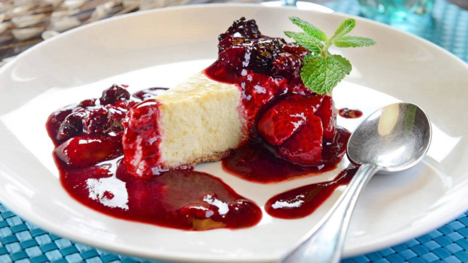 Cheesecake com calda de frutas vermelhas - um dos hits da chef Eva dos Santos. (Foto/ Divulgação)