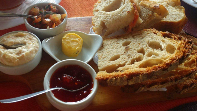  O couvert da casa: pães, patê, geleia e caponata. | Foto: Anacreon de Téos.