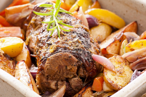 Braciola, batata, arroz, feijão, salada… tudo junto.