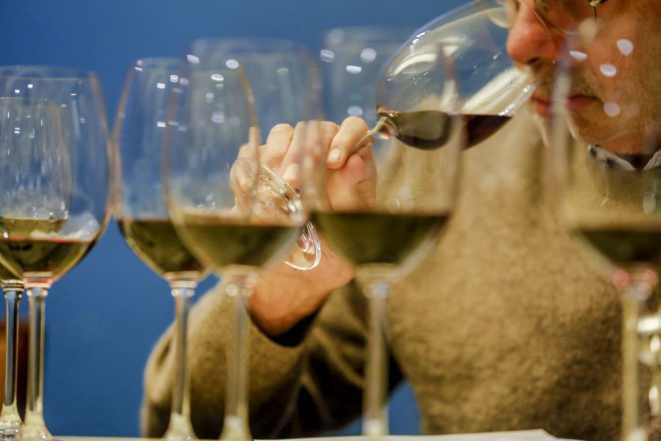 Vinhos com até dois anos de idade podem manchar mais a boca. Foto: Lineu Filhos / Gazeta do Povo.