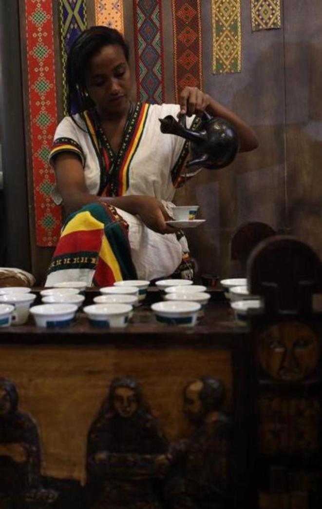 Mulheres são as responsáveis pelo ritual de preparo do café na Etiópia. Foto: Anderson Hartmann / Gazeta do Povo.