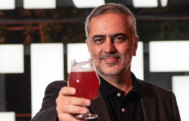 Embora não tivesse conhecimento sobre o universo cervejeiro, Heitor Dhalia topou o desafio e percorreu mais de 10 mil quilômetros em três países buscando a cerveja perfeita. Foto: divulgação.