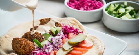 Bolinho de falafel com molho taratour