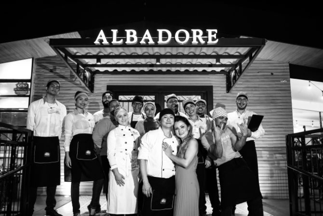 Camila Yoshida e a equipe do restaurante Albadore. Foto: Divulgação.