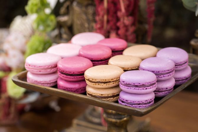 Macarons, clássicos da confeitaria francesa, aparecem recheados de brigadeiro e outros sabores inspirados nos doces americanos. Foto: Divulgação