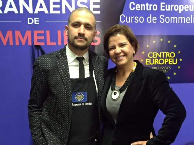 Vencedor Guilherme Balbino ao lado de Thays Ferrão, organizadora do evento. Foto: divulgação / Centro Europeu.