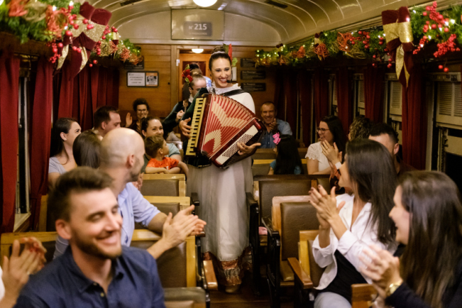 Passeio de trem conta com atrações musicais ao longo do trajeto. Foto: Divulgação.