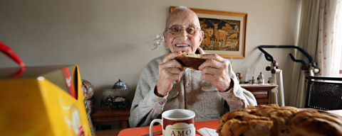 Paixão por panetone faz vovô de 94 anos comer 50 unidades ao ano