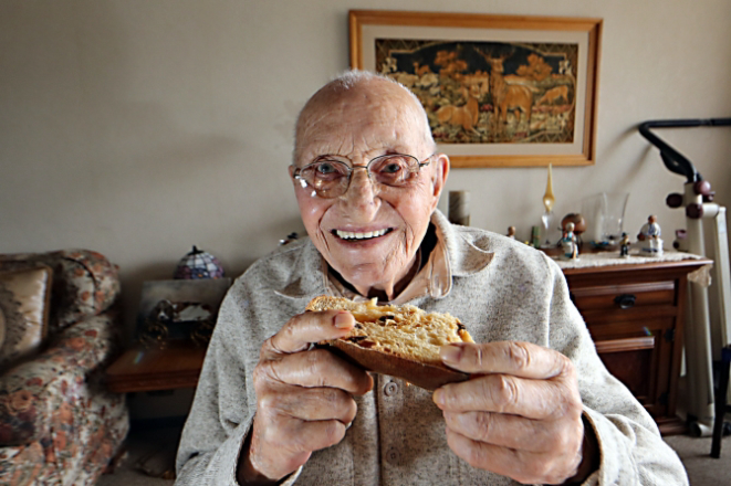 Marino Comazzi, de 94 anos, é apaixonado pelo panettone Bauducco - já comeu mais de 50 panettones este ano. Foto: Albari Rosa / Gazeta do Povo. 