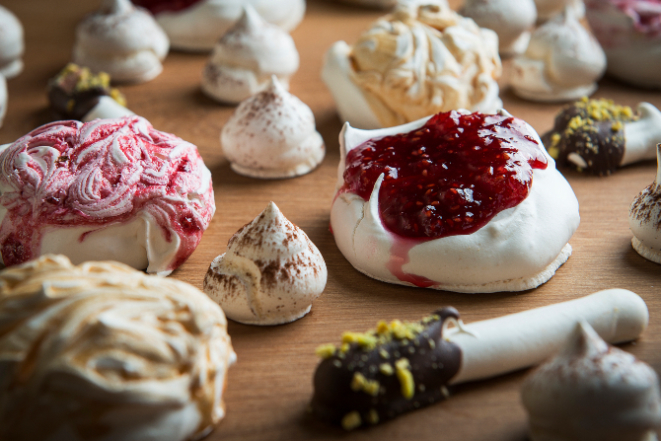 Suspiros e pavlova , com doce de leite , calda de morango , chocolate e pistache , cacau em pó da chef Mauren Bonin. Foto: Letícia Akemi/Gazeta do Povo.