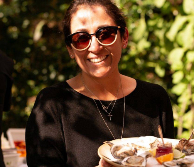 A chef Claudia Krauspenhar comanda seu festival de ostras e frutos do mar na brasa neste sábado com previsão de sol em Curitiba. | Foto: Divulgação. 