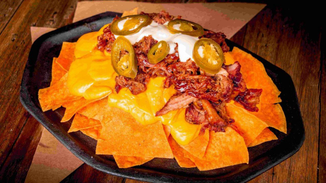 Pulled Nachos, com tortilhas com sobrepaleta suína em vez de carne moída, no molho barbecue. 