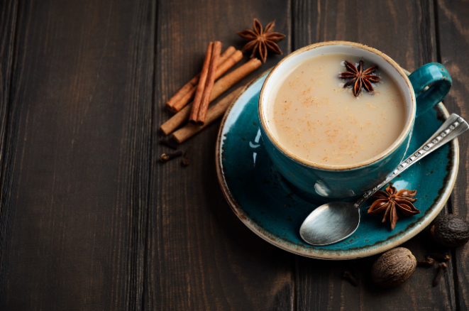 Saiba onde tomar chai, tradicional bebida indiana que combina chá preto, leite e especiarias. Foto: divulgação