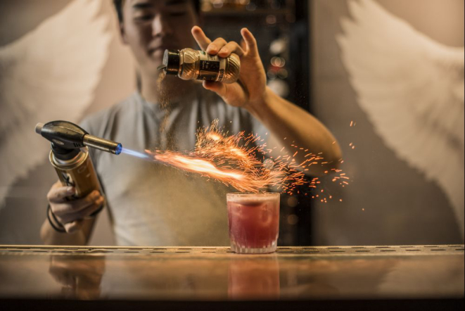 Elixer leva gin, xarope de vinho e especiarias, suco de limão siciliano e aquafaba e é finalizado com canela queimada. Foto: Munir Bucair Filho/Divulgação