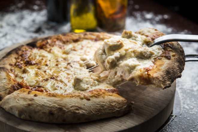 Pizza de frango com creme de queijo, uma referência ao sabor clássico frango com catupiry. Foto: Letícia Akemi/Gazeta do Povo