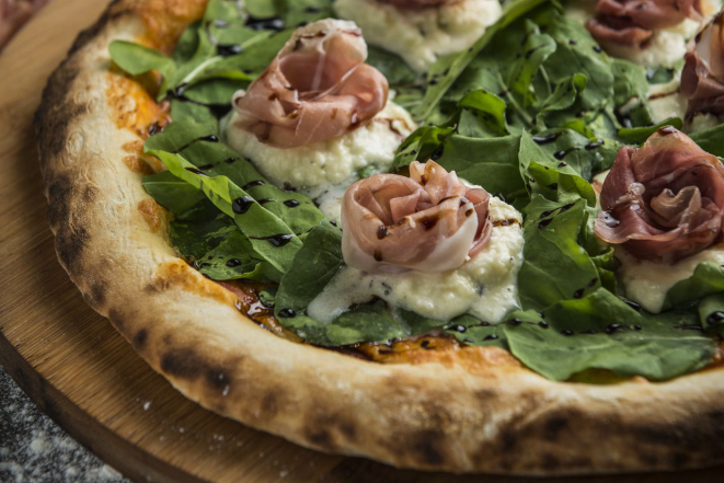 Parma, rúcula e creme de queijo de búfala, temperado com limão siciliano. Foto: Letícia Akemi/Gazeta do Povo