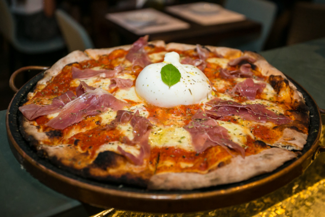 Pizza burrata, do Carbone, em Florianópolis. Foto: Adriel Douglas.