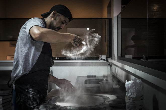 O pizzaiolo Thyago Ferreira começou como ajudante no bar da Osteria Donna Lena. Hoje comanda a cozinha da pizzaria. Foto: Leítica Akemi/Gazeta do Povo