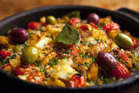 Uma noite portuguesa, só com pratos de bacalhau e ao som do fado