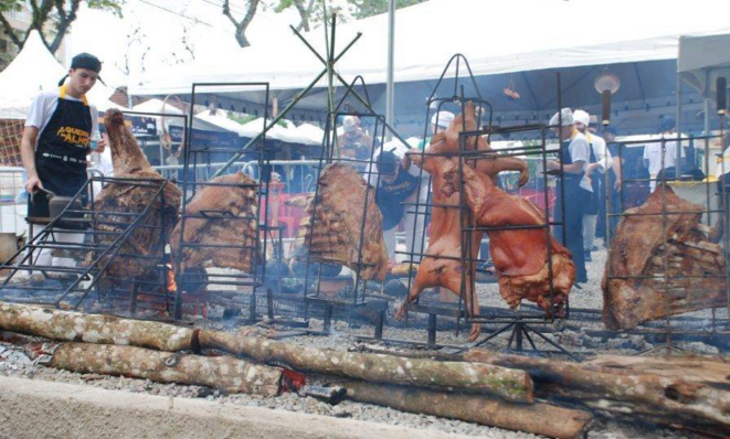 O fogo de chão é uma das assinaturas de sabor da Queima do Alho. 