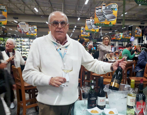 Supermercado promove degustação gratuita de vinho toda quarta-feira