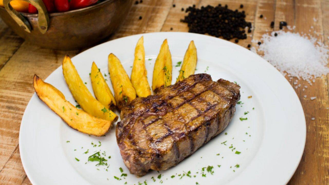 Bife de chorizo Black Angus com batatas rústicas, da Devons, o prato principal da Noite em Buenos Aires. 