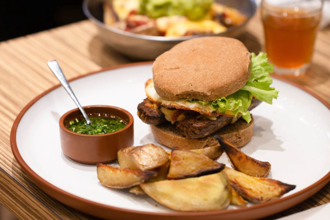 Sanduíche de chorizo vegano, feito de glúten, do Buenos Aires Verde. Foto: Divulgação