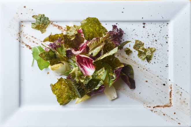 Alga nori tostada, radiche, mix de folhas verdes e vinagrete de missô, uma das saladas servidas no JAAM, em Buenos Aires. Foto: Divulgação