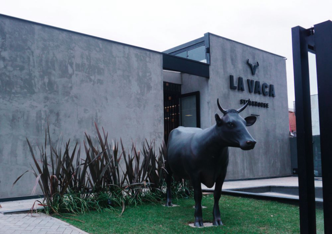 Logo na entrada há uma escultura do animal, anunciando a proposta da casa. Foto: Emerson Vieira/divulgação.