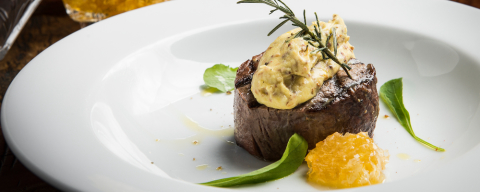 Tournedos de filé mignon com chantilly de mostarda e mel