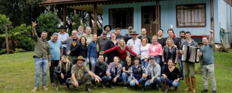 Pinga com mel, lama e moda de viola: chefs refazem caminho dos tropeiros a cavalo