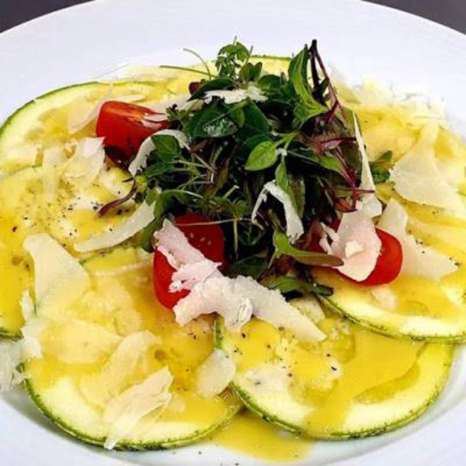 Carpaccio de abobrinha fresca ao molho Dijon com mini brotos e lascas de parmesão - sugestão de entrada para o almoço. 