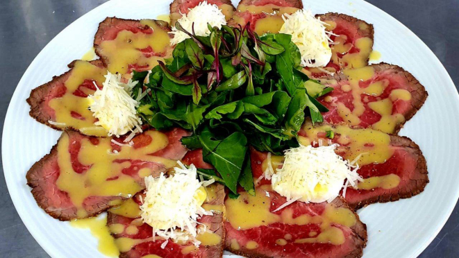 Carpaccio de rosbife com muçarela de búfala e rúcula – para escolha de entrada no jantar.