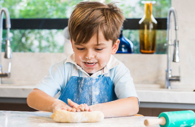 Aproveite o Dia das Crianças para cozinhar<br>(e se divertir) com os seus filhos. Foto: Letícia Akemi/ Gazeta do Povo. 