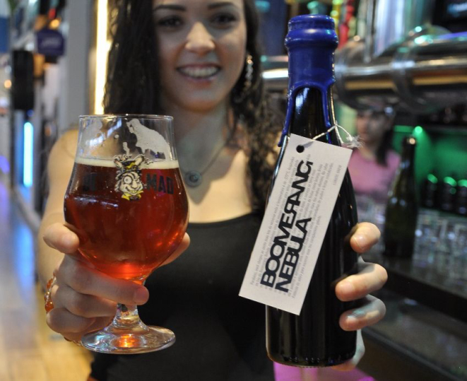 A beer sommeliére Daiane Santos, da BeerMad, com o chope eisbock e a edição limitada da garrafa. Foto: Divulgação