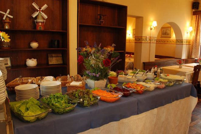 Buffet de saladas e salão interno do Chez Arnold. Foto: Reprodução/Facebook