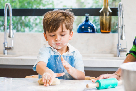 Aprenda a fazer macarrão ao sugo com seu filho