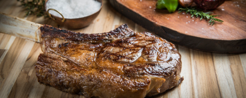 Para o churrasco do fim de semana: saiba como fazer um Tomahawk com legumes na parrilla