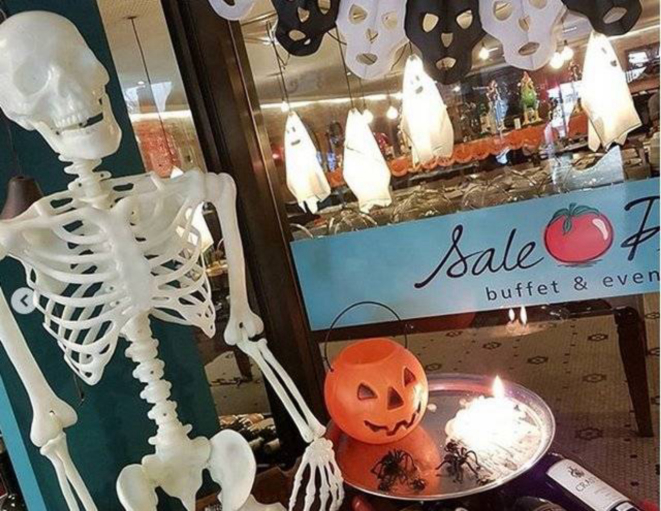 O restaurante Sale Pepe está decorado para marcar o Halloween. 