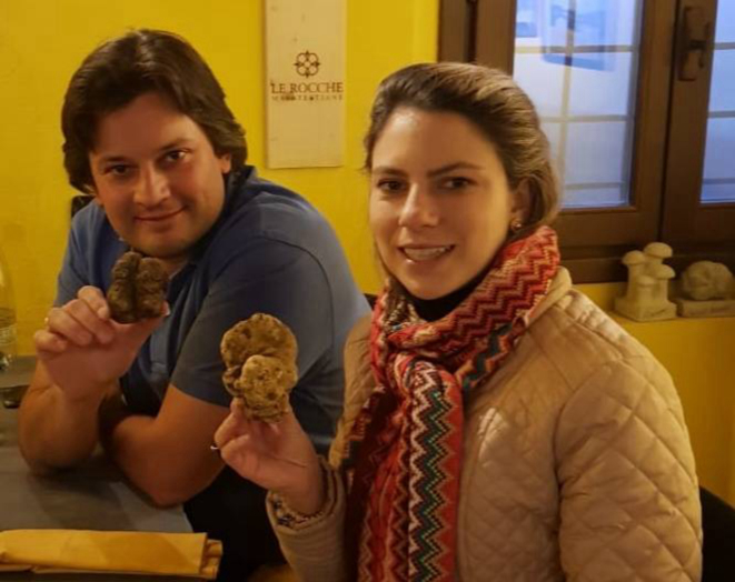 Dudu e a irmã (e sócia) Vitória Sperandio, na Itália,  comprando as trufas. 