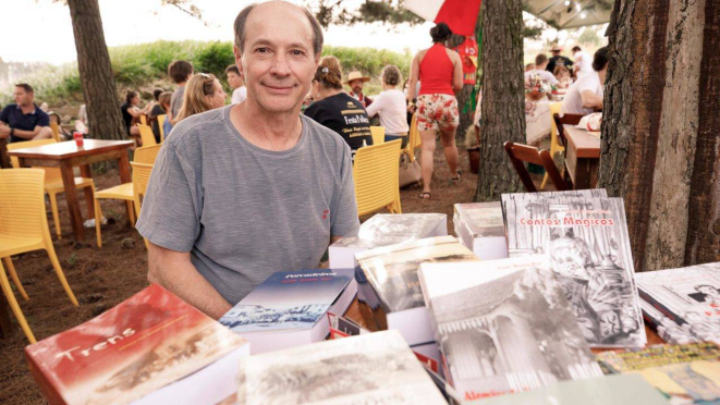 O escritor e historiador Arnoldo Bachi esteve presente com seus livros. 