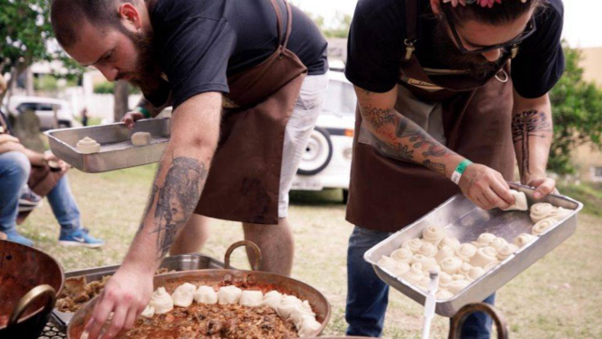 Chefs Giovani Vivan e André Pionteke em ação. 